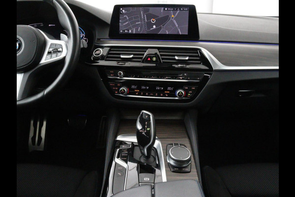 BMW 5 Serie 530e iPerformance M-sport | Schuifdak | Camera | Alcantara | Stoelverwarming | Carplay | Elektrische sportstoelen | Full LED | Navigatie | Live Cockpit