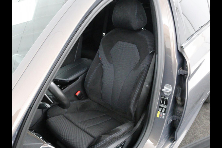 BMW 5 Serie 530e iPerformance M-sport | Schuifdak | Camera | Alcantara | Stoelverwarming | Carplay | Elektrische sportstoelen | Full LED | Navigatie | Live Cockpit