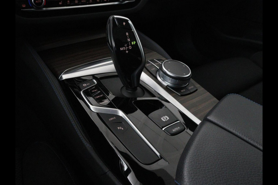 BMW 5 Serie 530e iPerformance M-sport | Schuifdak | Camera | Alcantara | Stoelverwarming | Carplay | Elektrische sportstoelen | Full LED | Navigatie | Live Cockpit