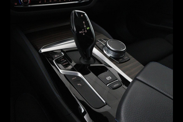 BMW 5 Serie 530e iPerformance M-sport | Schuifdak | Camera | Alcantara | Stoelverwarming | Carplay | Elektrische sportstoelen | Full LED | Navigatie | Live Cockpit