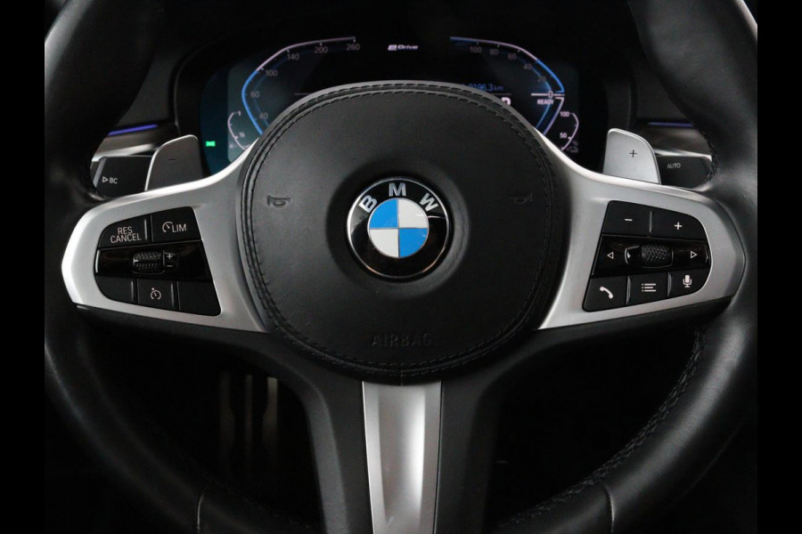 BMW 5 Serie 530e iPerformance M-sport | Schuifdak | Camera | Alcantara | Stoelverwarming | Carplay | Elektrische sportstoelen | Full LED | Navigatie | Live Cockpit