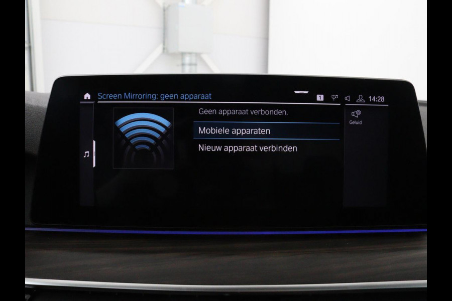 BMW 5 Serie 530e iPerformance M-sport | Schuifdak | Camera | Alcantara | Stoelverwarming | Carplay | Elektrische sportstoelen | Full LED | Navigatie | Live Cockpit