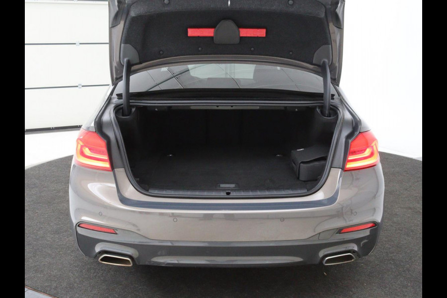 BMW 5 Serie 530e iPerformance M-sport | Schuifdak | Camera | Alcantara | Stoelverwarming | Carplay | Elektrische sportstoelen | Full LED | Navigatie | Live Cockpit