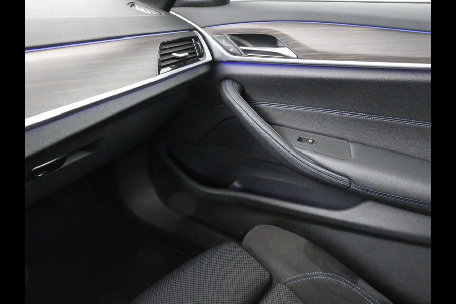 BMW 5 Serie 530e iPerformance M-sport | Schuifdak | Camera | Alcantara | Stoelverwarming | Carplay | Elektrische sportstoelen | Full LED | Navigatie | Live Cockpit
