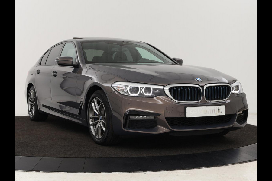 BMW 5 Serie 530e iPerformance M-sport | Schuifdak | Camera | Alcantara | Stoelverwarming | Carplay | Elektrische sportstoelen | Full LED | Navigatie | Live Cockpit