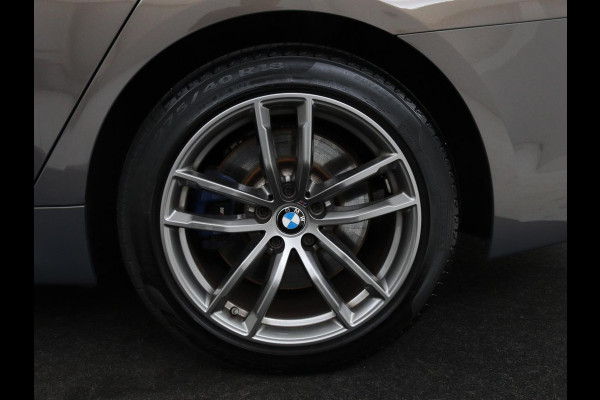 BMW 5 Serie 530e iPerformance M-sport | Schuifdak | Camera | Alcantara | Stoelverwarming | Carplay | Elektrische sportstoelen | Full LED | Navigatie | Live Cockpit