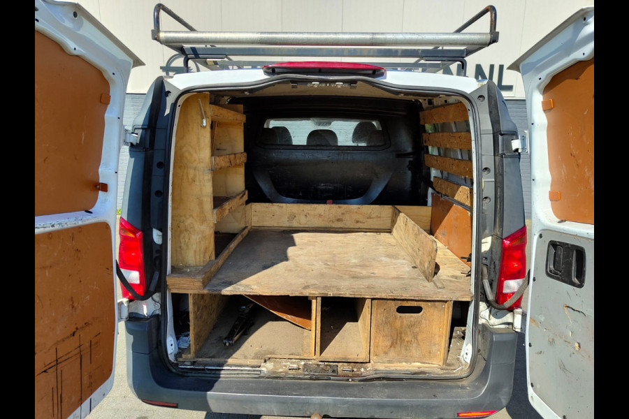 Mercedes-Benz Vito 111 CDI Lang Dubbele Cabine Airco Trekhaak Imperial+Ladderrol Bluetooth Licht/Regen-Sensor Betonplex Vloer Lat om Lat Betimmering Zijschuifdeur Comfort 1e eigenaar! Euro 6