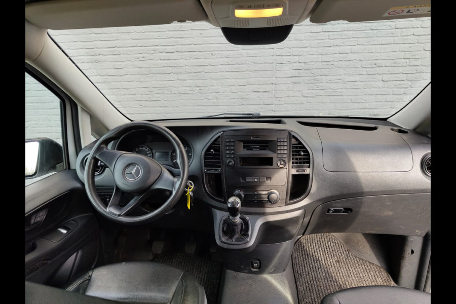 Mercedes-Benz Vito 111 CDI Lang Dubbele Cabine Airco Trekhaak Imperial+Ladderrol Bluetooth Licht/Regen-Sensor Betonplex Vloer Lat om Lat Betimmering Zijschuifdeur Comfort 1e eigenaar! Euro 6