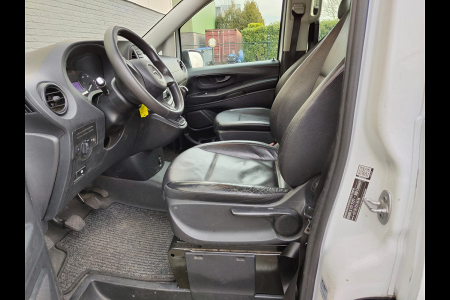 Mercedes-Benz Vito 111 CDI Lang Dubbele Cabine Airco Trekhaak Imperial+Ladderrol Bluetooth Licht/Regen-Sensor Betonplex Vloer Lat om Lat Betimmering Zijschuifdeur Comfort 1e eigenaar! Euro 6