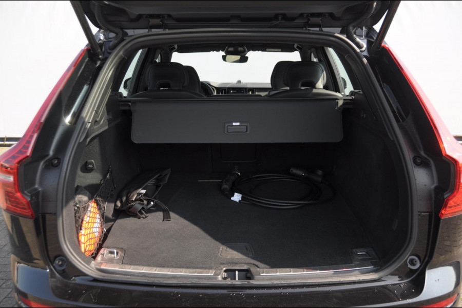 Volvo XC60 T6 350PK Automaat Plus Black Edition Adaptieve cruise control / BLIS / Pakeersensoren met camera / Elektrische stoelen / Navigatie / 360 Camera / Head-up Display / Panoramadak / Bowers & Wilkins / 21'' Velgen /