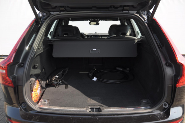 Volvo XC60 T6 350PK Automaat Plus Black Edition Adaptieve cruise control / BLIS / Pakeersensoren met camera / Elektrische stoelen / Navigatie / 360 Camera / Head-up Display / Panoramadak / Bowers & Wilkins / 21'' Velgen /