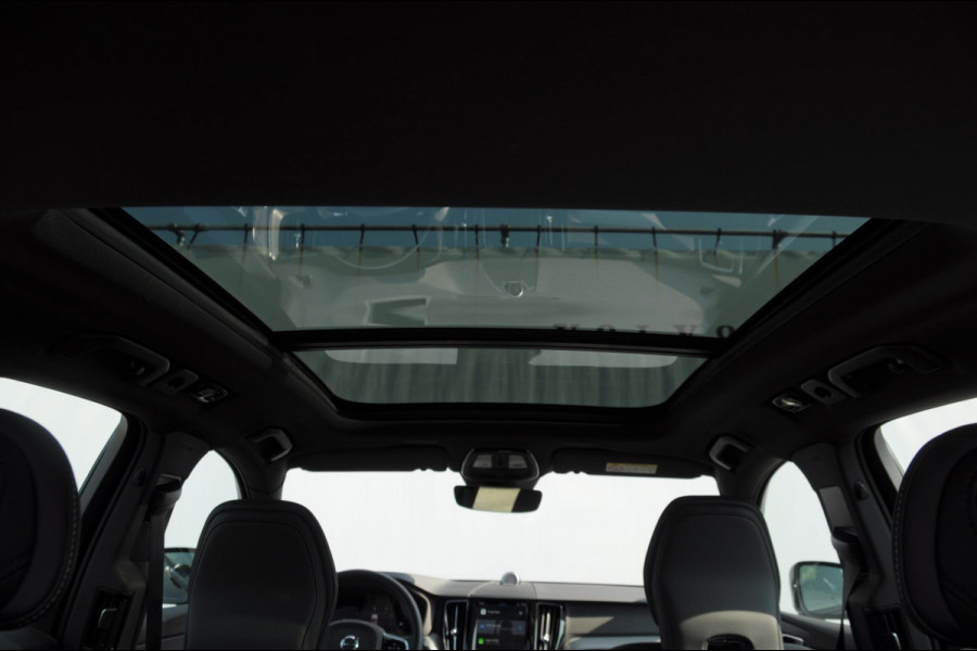 Volvo XC60 T6 350PK Automaat Plus Black Edition Adaptieve cruise control / BLIS / Pakeersensoren met camera / Elektrische stoelen / Navigatie / 360 Camera / Head-up Display / Panoramadak / Bowers & Wilkins / 21'' Velgen /