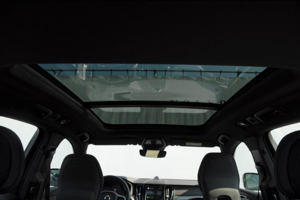 Volvo XC60 T6 350PK Automaat Plus Black Edition Adaptieve cruise control / BLIS / Pakeersensoren met camera / Elektrische stoelen / Navigatie / 360 Camera / Head-up Display / Panoramadak / Bowers & Wilkins / 21'' Velgen /