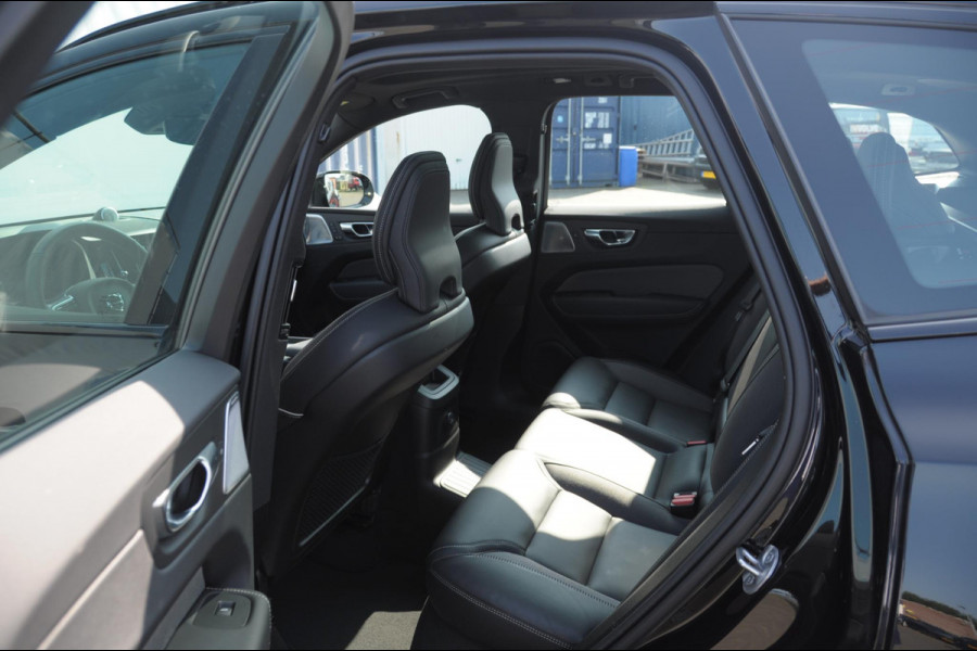 Volvo XC60 T6 350PK Automaat Plus Black Edition Adaptieve cruise control / BLIS / Pakeersensoren met camera / Elektrische stoelen / Navigatie / 360 Camera / Head-up Display / Panoramadak / Bowers & Wilkins / 21'' Velgen /