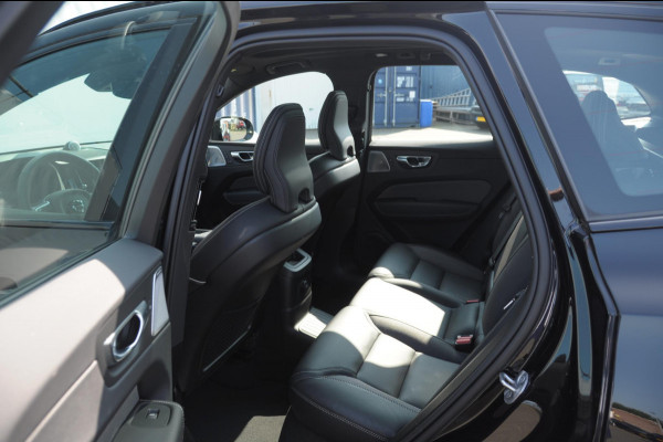 Volvo XC60 T6 350PK Automaat Plus Black Edition Adaptieve cruise control / BLIS / Pakeersensoren met camera / Elektrische stoelen / Navigatie / 360 Camera / Head-up Display / Panoramadak / Bowers & Wilkins / 21'' Velgen /