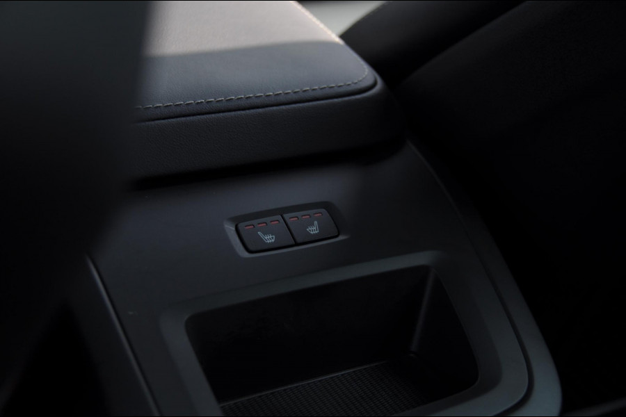 Volvo XC60 T6 350PK Automaat Plus Black Edition Adaptieve cruise control / BLIS / Pakeersensoren met camera / Elektrische stoelen / Navigatie / 360 Camera / Head-up Display / Panoramadak / Bowers & Wilkins / 21'' Velgen /