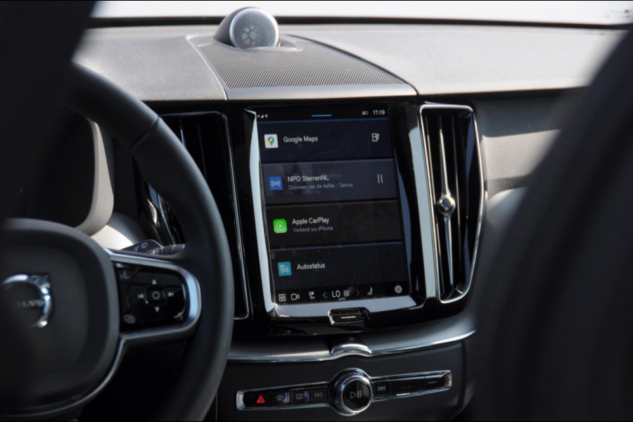 Volvo XC60 T6 350PK Automaat Plus Black Edition Adaptieve cruise control / BLIS / Pakeersensoren met camera / Elektrische stoelen / Navigatie / 360 Camera / Head-up Display / Panoramadak / Bowers & Wilkins / 21'' Velgen /