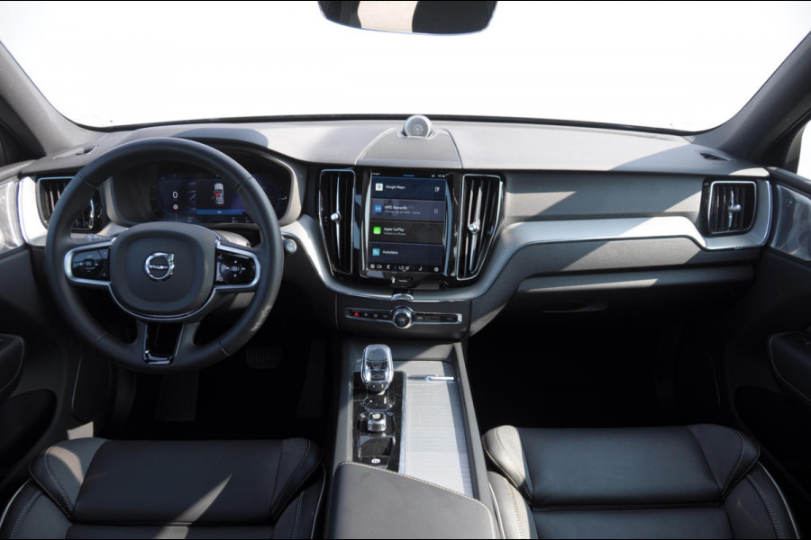 Volvo XC60 T6 350PK Automaat Plus Black Edition Adaptieve cruise control / BLIS / Pakeersensoren met camera / Elektrische stoelen / Navigatie / 360 Camera / Head-up Display / Panoramadak / Bowers & Wilkins / 21'' Velgen /