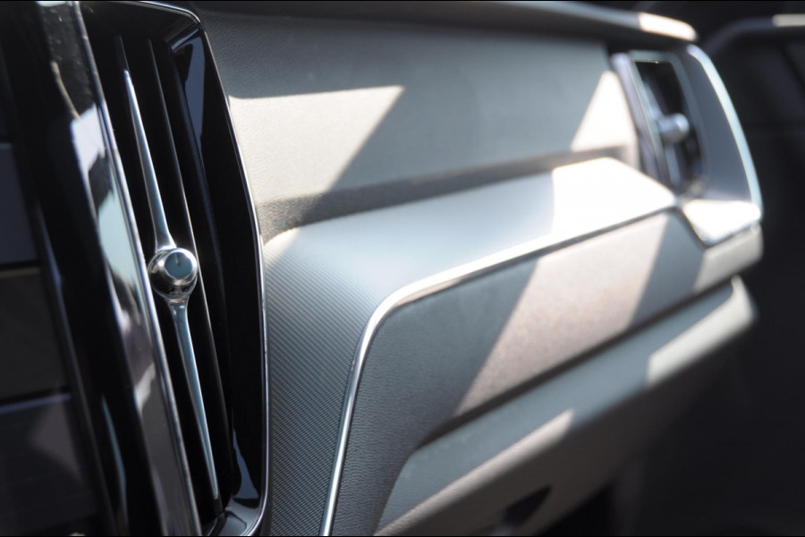 Volvo XC60 T6 350PK Automaat Plus Black Edition Adaptieve cruise control / BLIS / Pakeersensoren met camera / Elektrische stoelen / Navigatie / 360 Camera / Head-up Display / Panoramadak / Bowers & Wilkins / 21'' Velgen /