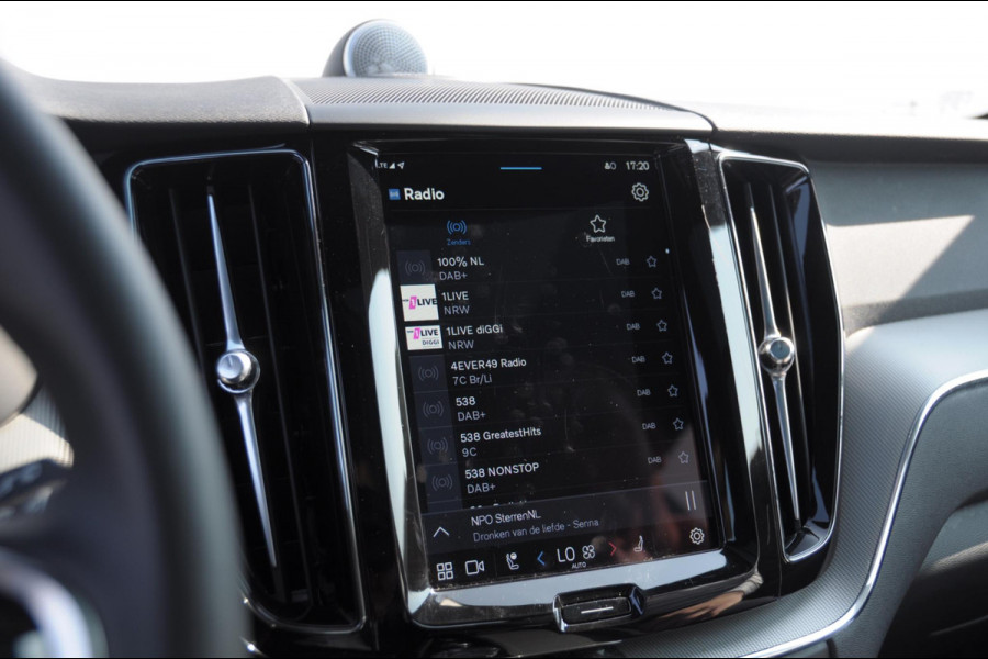 Volvo XC60 T6 350PK Automaat Plus Black Edition Adaptieve cruise control / BLIS / Pakeersensoren met camera / Elektrische stoelen / Navigatie / 360 Camera / Head-up Display / Panoramadak / Bowers & Wilkins / 21'' Velgen /