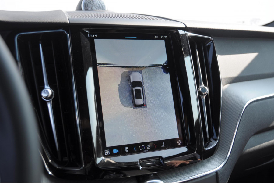 Volvo XC60 T6 350PK Automaat Plus Black Edition Adaptieve cruise control / BLIS / Pakeersensoren met camera / Elektrische stoelen / Navigatie / 360 Camera / Head-up Display / Panoramadak / Bowers & Wilkins / 21'' Velgen /