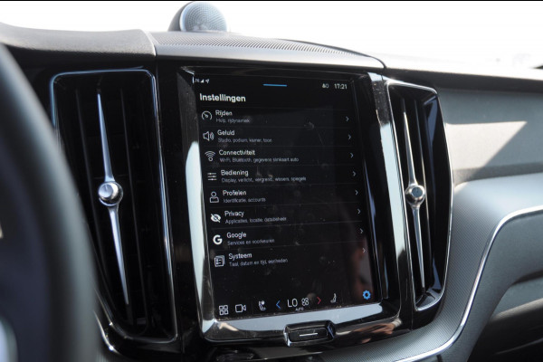 Volvo XC60 T6 350PK Automaat Plus Black Edition Adaptieve cruise control / BLIS / Pakeersensoren met camera / Elektrische stoelen / Navigatie / 360 Camera / Head-up Display / Panoramadak / Bowers & Wilkins / 21'' Velgen /
