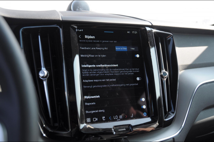 Volvo XC60 T6 350PK Automaat Plus Black Edition Adaptieve cruise control / BLIS / Pakeersensoren met camera / Elektrische stoelen / Navigatie / 360 Camera / Head-up Display / Panoramadak / Bowers & Wilkins / 21'' Velgen /