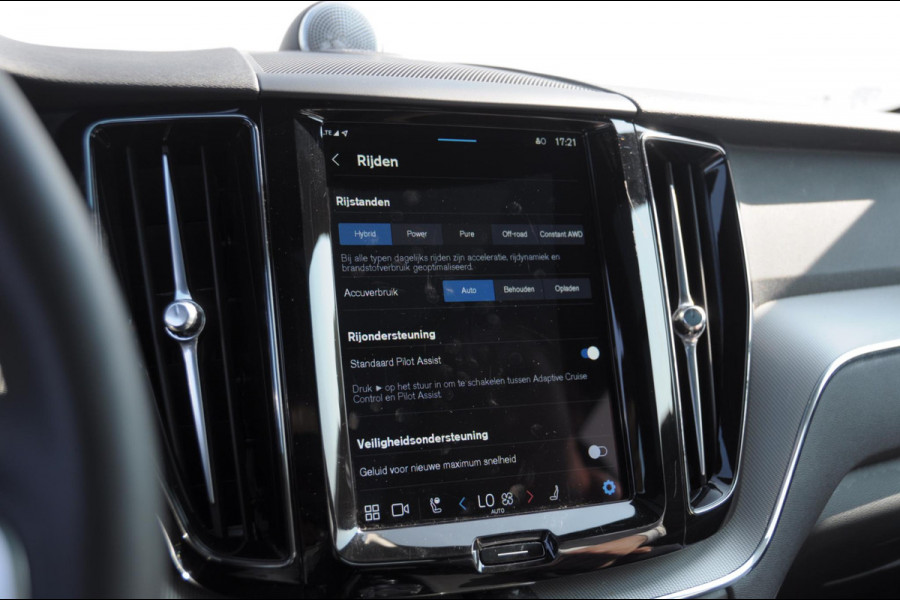 Volvo XC60 T6 350PK Automaat Plus Black Edition Adaptieve cruise control / BLIS / Pakeersensoren met camera / Elektrische stoelen / Navigatie / 360 Camera / Head-up Display / Panoramadak / Bowers & Wilkins / 21'' Velgen /