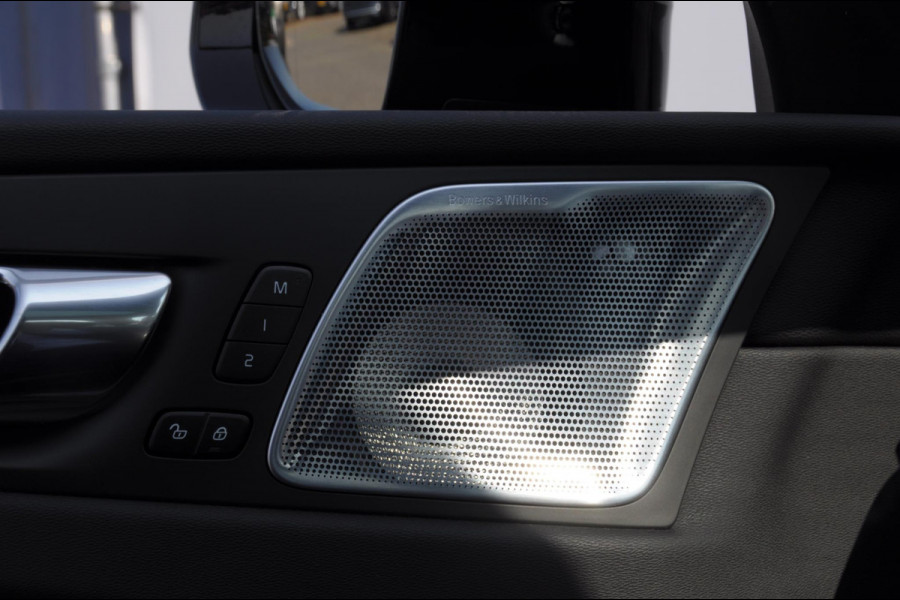 Volvo XC60 T6 350PK Automaat Plus Black Edition Adaptieve cruise control / BLIS / Pakeersensoren met camera / Elektrische stoelen / Navigatie / 360 Camera / Head-up Display / Panoramadak / Bowers & Wilkins / 21'' Velgen /