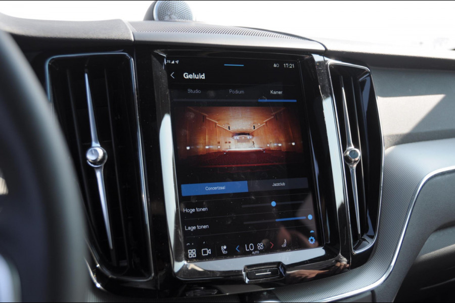Volvo XC60 T6 350PK Automaat Plus Black Edition Adaptieve cruise control / BLIS / Pakeersensoren met camera / Elektrische stoelen / Navigatie / 360 Camera / Head-up Display / Panoramadak / Bowers & Wilkins / 21'' Velgen /