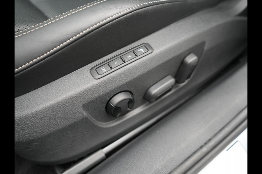 Škoda Superb Combi 1.4 TSI iV Laurin & Klement Plug in Hybrid 218pk PHEV | Trekhaak af Fabriek | Panodak | Carplay |  Lederen Stoelen Memory/Massage | Adaptive Cruise | Sfeerverlichting | 360 Camera | Crystal LED | Virtual | Premium Audio | DAB |