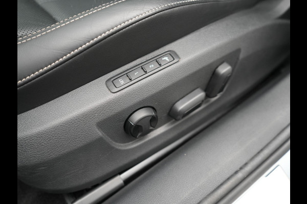 Škoda Superb Combi 1.4 TSI iV Laurin & Klement Plug in Hybrid 218pk PHEV | Trekhaak af Fabriek | Panodak | Carplay |  Lederen Stoelen Memory/Massage | Adaptive Cruise | Sfeerverlichting | 360 Camera | Crystal LED | Virtual | Premium Audio | DAB |
