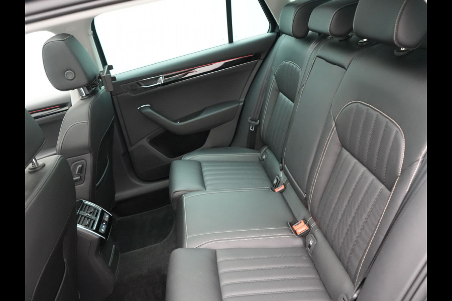 Škoda Superb Combi 1.4 TSI iV Laurin & Klement Plug in Hybrid 218pk PHEV | Trekhaak af Fabriek | Panodak | Carplay |  Lederen Stoelen Memory/Massage | Adaptive Cruise | Sfeerverlichting | 360 Camera | Crystal LED | Virtual | Premium Audio | DAB |