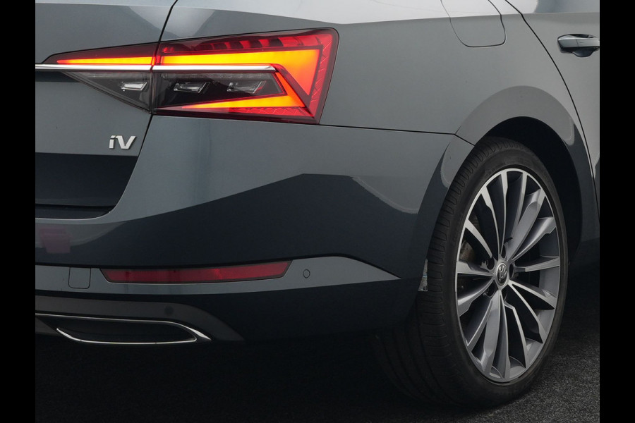 Škoda Superb Combi 1.4 TSI iV Laurin & Klement Plug in Hybrid 218pk PHEV | Trekhaak af Fabriek | Panodak | Carplay |  Lederen Stoelen Memory/Massage | Adaptive Cruise | Sfeerverlichting | 360 Camera | Crystal LED | Virtual | Premium Audio | DAB |