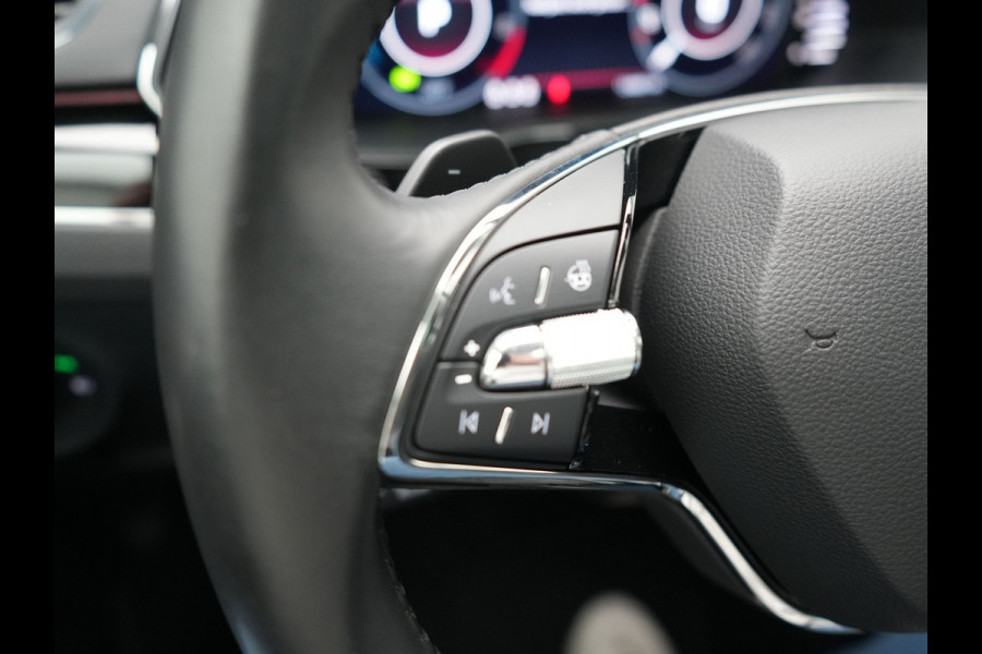 Škoda Superb Combi 1.4 TSI iV Laurin & Klement Plug in Hybrid 218pk PHEV | Trekhaak af Fabriek | Panodak | Carplay |  Lederen Stoelen Memory/Massage | Adaptive Cruise | Sfeerverlichting | 360 Camera | Crystal LED | Virtual | Premium Audio | DAB |