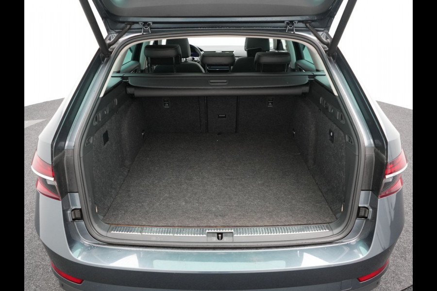 Škoda Superb Combi 1.4 TSI iV Laurin & Klement Plug in Hybrid 218pk PHEV | Trekhaak af Fabriek | Panodak | Carplay |  Lederen Stoelen Memory/Massage | Adaptive Cruise | Sfeerverlichting | 360 Camera | Crystal LED | Virtual | Premium Audio | DAB |