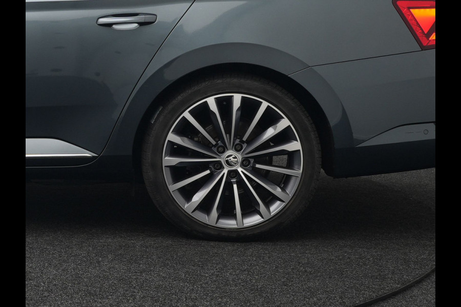 Škoda Superb Combi 1.4 TSI iV Laurin & Klement Plug in Hybrid 218pk PHEV | Trekhaak af Fabriek | Panodak | Carplay |  Lederen Stoelen Memory/Massage | Adaptive Cruise | Sfeerverlichting | 360 Camera | Crystal LED | Virtual | Premium Audio | DAB |