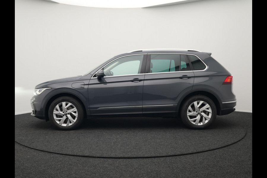 Volkswagen Tiguan 1.4 TSI Elegance Plug In Hybrid 245pk | PHEV | Trekhaak af Fabriek | Adaptive Cruise | Stuur/Stoel Verwarming | IQ Light | 18"L.M |  Carplay | Camera | Digitaal Cockpit |