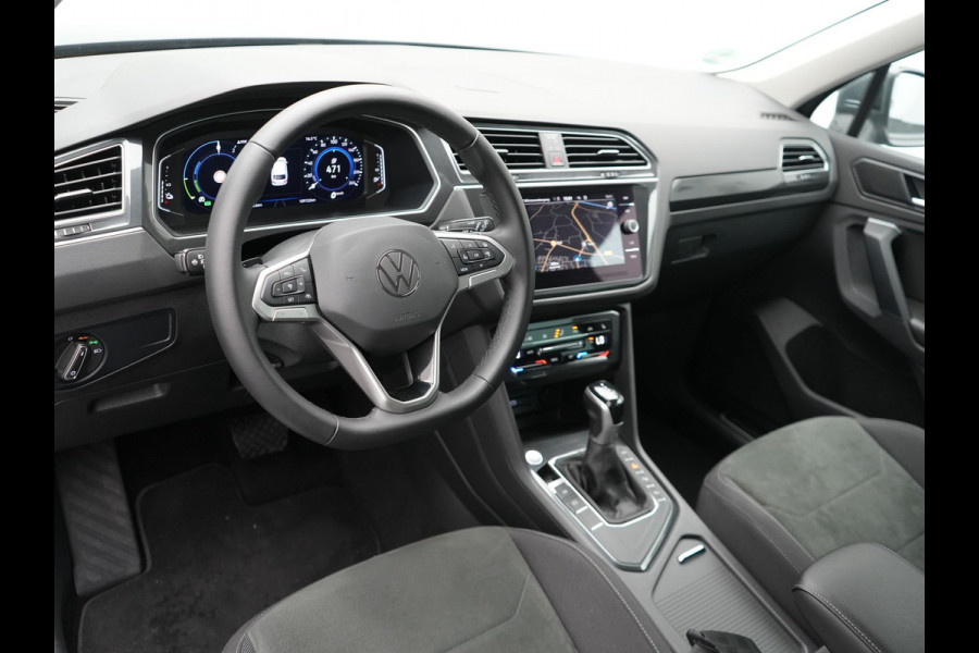 Volkswagen Tiguan 1.4 TSI Elegance Plug In Hybrid 245pk | PHEV | Trekhaak af Fabriek | Adaptive Cruise | Stuur/Stoel Verwarming | IQ Light | 18"L.M |  Carplay | Camera | Digitaal Cockpit |