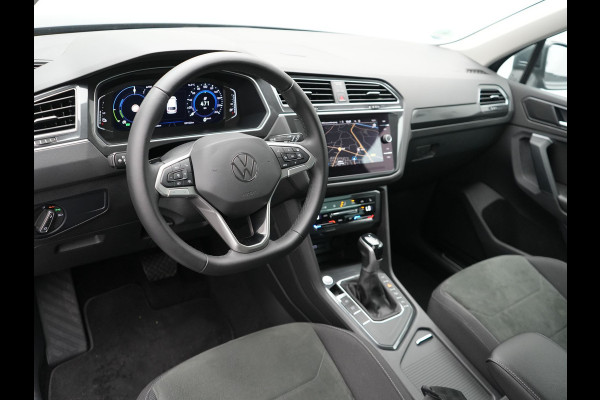 Volkswagen Tiguan 1.4 TSI Elegance Plug In Hybrid 245pk | PHEV | Trekhaak af Fabriek | Adaptive Cruise | Stuur/Stoel Verwarming | IQ Light | 18"L.M |  Carplay | Camera | Digitaal Cockpit |