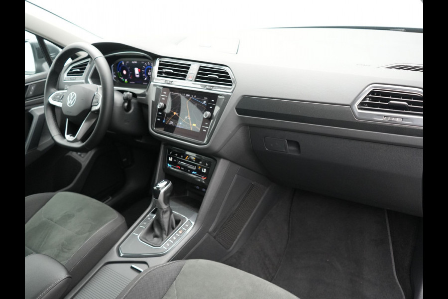 Volkswagen Tiguan 1.4 TSI Elegance Plug In Hybrid 245pk | PHEV | Trekhaak af Fabriek | Adaptive Cruise | Stuur/Stoel Verwarming | IQ Light | 18"L.M |  Carplay | Camera | Digitaal Cockpit |