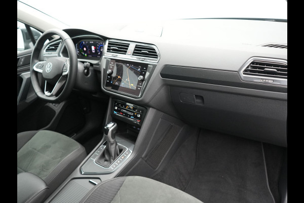 Volkswagen Tiguan 1.4 TSI Elegance Plug In Hybrid 245pk | PHEV | Trekhaak af Fabriek | Adaptive Cruise | Stuur/Stoel Verwarming | IQ Light | 18"L.M |  Carplay | Camera | Digitaal Cockpit |