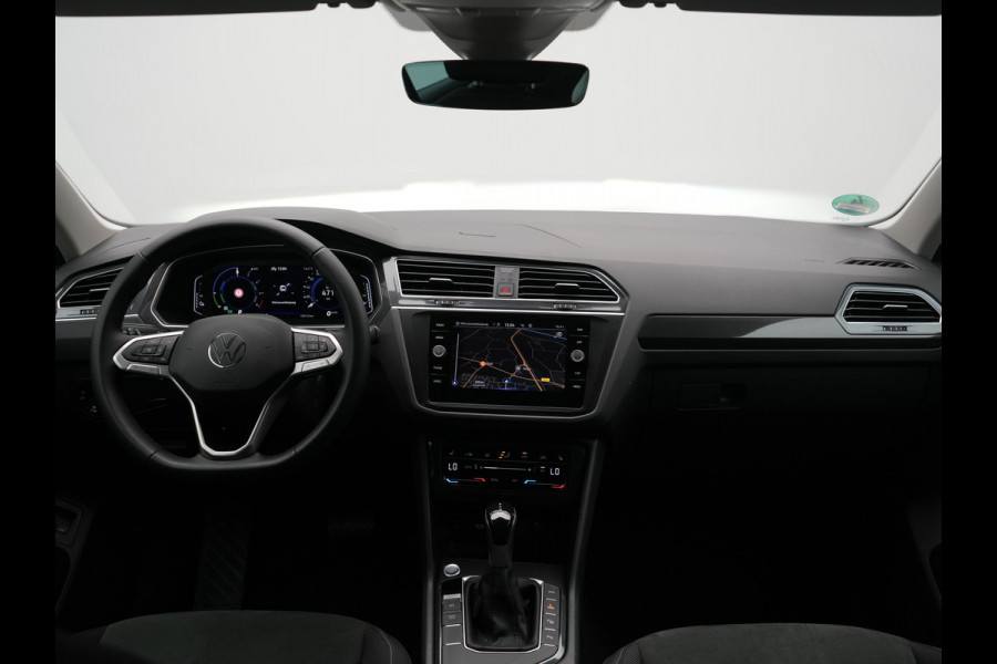 Volkswagen Tiguan 1.4 TSI Elegance Plug In Hybrid 245pk | PHEV | Trekhaak af Fabriek | Adaptive Cruise | Stuur/Stoel Verwarming | IQ Light | 18"L.M |  Carplay | Camera | Digitaal Cockpit |