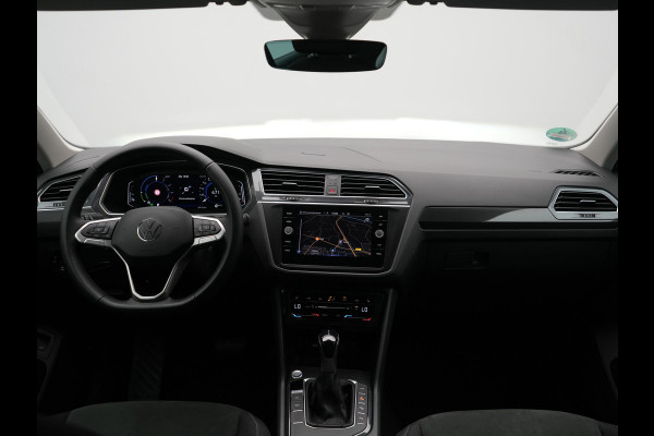 Volkswagen Tiguan 1.4 TSI Elegance Plug In Hybrid 245pk | PHEV | Trekhaak af Fabriek | Adaptive Cruise | Stuur/Stoel Verwarming | IQ Light | 18"L.M |  Carplay | Camera | Digitaal Cockpit |