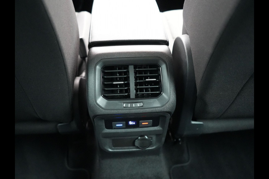 Volkswagen Tiguan 1.4 TSI Elegance Plug In Hybrid 245pk | PHEV | Trekhaak af Fabriek | Adaptive Cruise | Stuur/Stoel Verwarming | IQ Light | 18"L.M |  Carplay | Camera | Digitaal Cockpit |