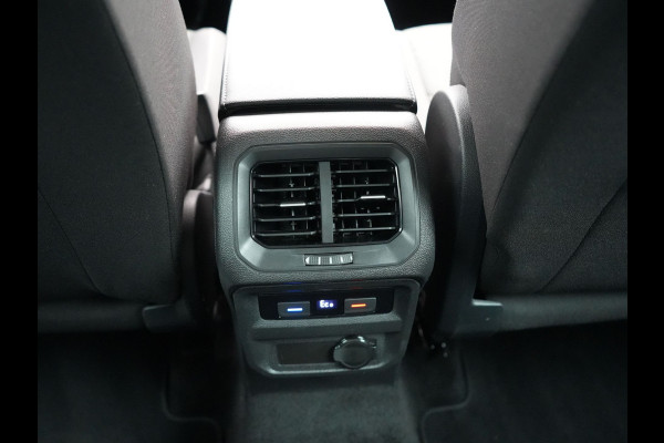 Volkswagen Tiguan 1.4 TSI Elegance Plug In Hybrid 245pk | PHEV | Trekhaak af Fabriek | Adaptive Cruise | Stuur/Stoel Verwarming | IQ Light | 18"L.M |  Carplay | Camera | Digitaal Cockpit |