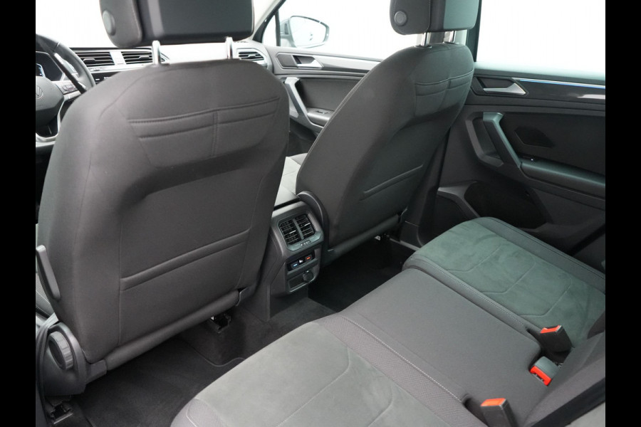 Volkswagen Tiguan 1.4 TSI Elegance Plug In Hybrid 245pk | PHEV | Trekhaak af Fabriek | Adaptive Cruise | Stuur/Stoel Verwarming | IQ Light | 18"L.M |  Carplay | Camera | Digitaal Cockpit |