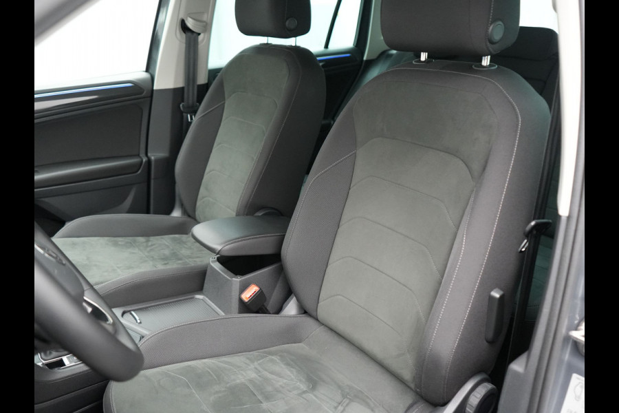 Volkswagen Tiguan 1.4 TSI Elegance Plug In Hybrid 245pk | PHEV | Trekhaak af Fabriek | Adaptive Cruise | Stuur/Stoel Verwarming | IQ Light | 18"L.M |  Carplay | Camera | Digitaal Cockpit |