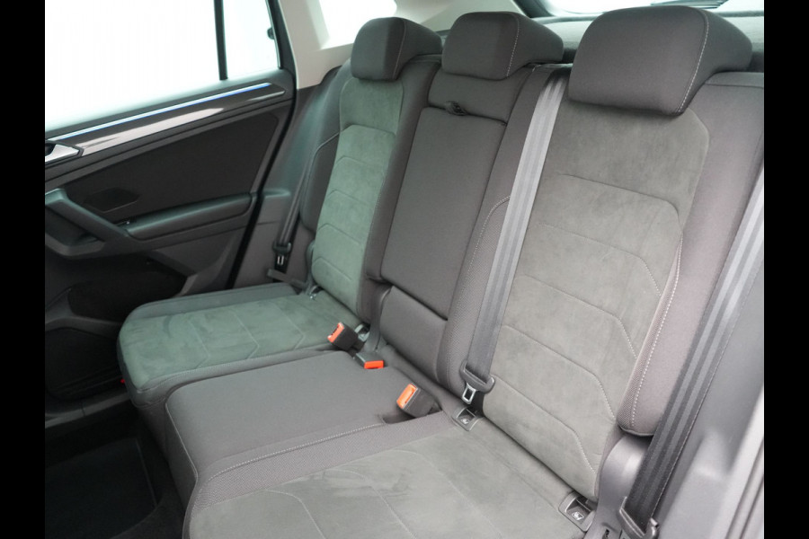 Volkswagen Tiguan 1.4 TSI Elegance Plug In Hybrid 245pk | PHEV | Trekhaak af Fabriek | Adaptive Cruise | Stuur/Stoel Verwarming | IQ Light | 18"L.M |  Carplay | Camera | Digitaal Cockpit |