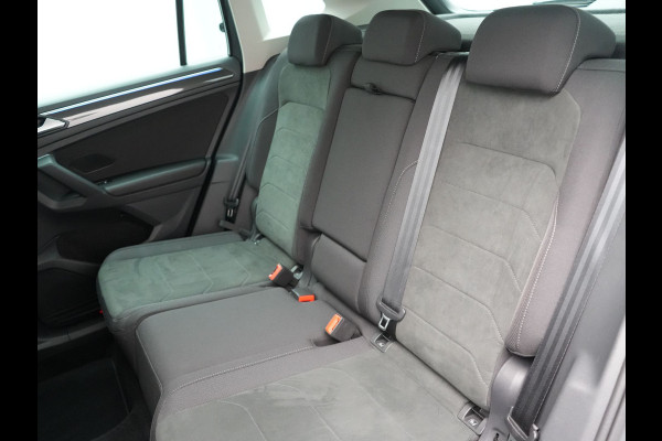 Volkswagen Tiguan 1.4 TSI Elegance Plug In Hybrid 245pk | PHEV | Trekhaak af Fabriek | Adaptive Cruise | Stuur/Stoel Verwarming | IQ Light | 18"L.M |  Carplay | Camera | Digitaal Cockpit |